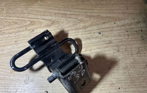 Audi A4 S4 B7 8E 8H Rear door lower hinge 8E0833412