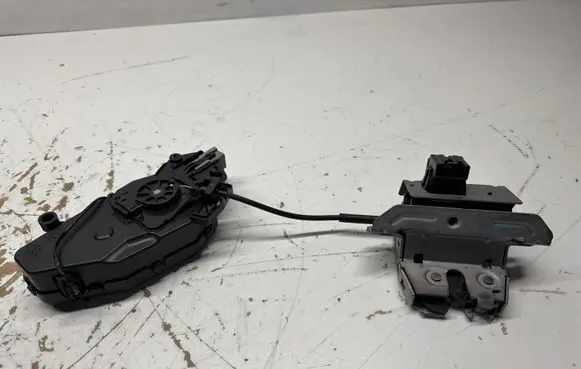 Volvo XC70 Tailgate/trunk/boot lock/catch/latch 31333543