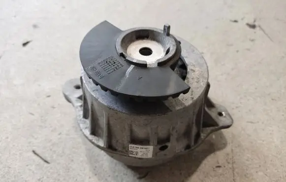 Mercedes-Benz C W205 Engine mount bracket A2052406617