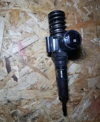 Volkswagen Golf V Fuel injector 03G130073GX
