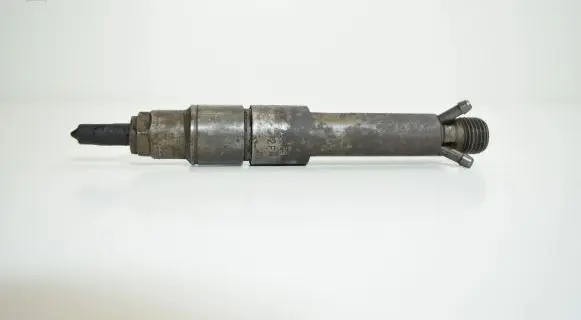 Audi A6 S6 C4 4A Fuel injector 028130201G