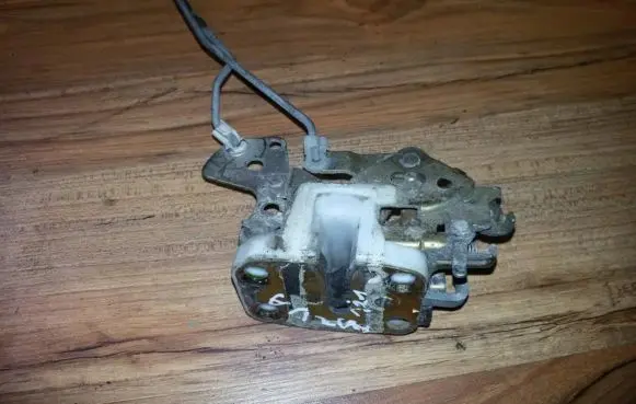 Mazda 121 Rear door lock