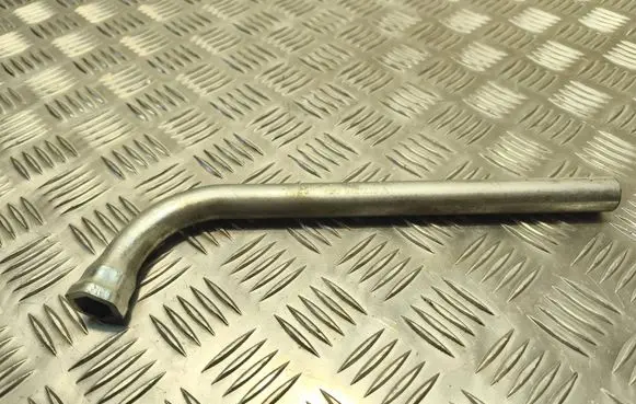 Volkswagen PASSAT B6 Wheel nut wrench 4D0012219A