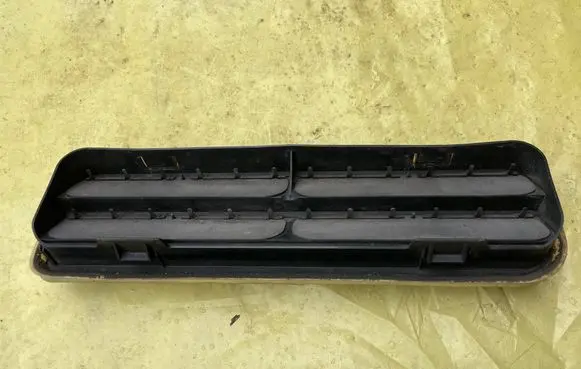 Mercedes-Benz C AMG W204 Quarter panel pressure vent A2048300342