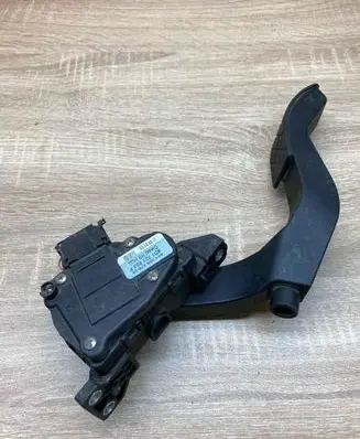 Volkswagen Passat Alltrack Accelerator throttle pedal 8D1721523F WithPlug