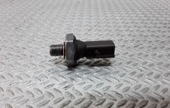 Volkswagen Polo IV 9N3 Oil pressure sensor 038919081D