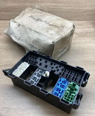 Ford Focus Fuse module 518261300 98AG14A067CE 1126245