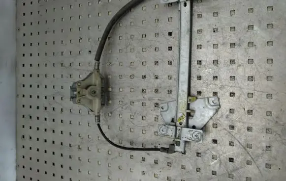 Rear door manual window regulator