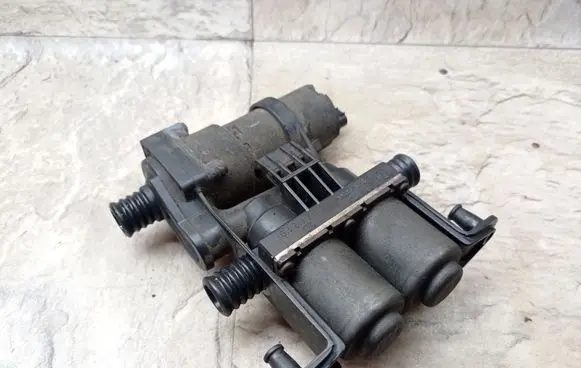 BMW 5 E39 Coolant heater control valve 8372004 1147413119