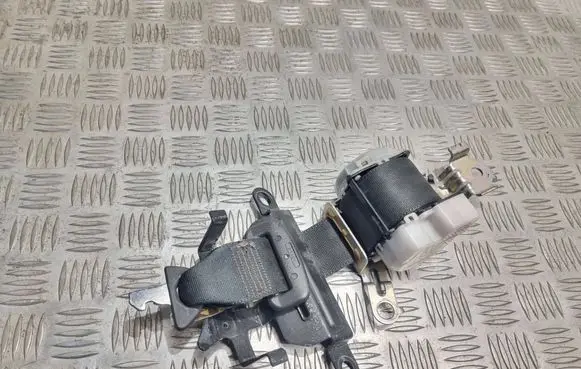 Toyota Corolla Verso E121 Middle seatbelt (rear) H073811