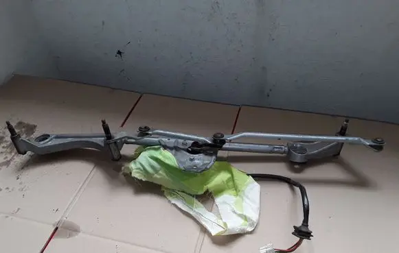 Mercedes-Benz C W203 Front wiper linkage A2038240305