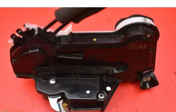 Toyota C-HR I Front door lock 