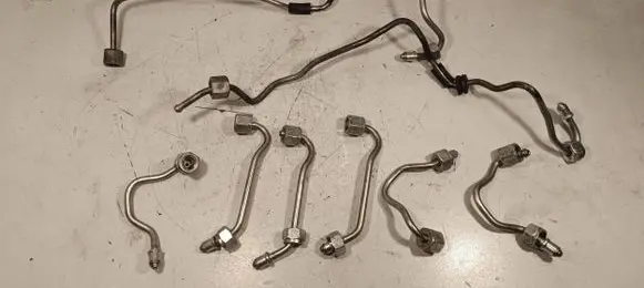 BMW X5 E70 Fuel injector supply line/pipe 