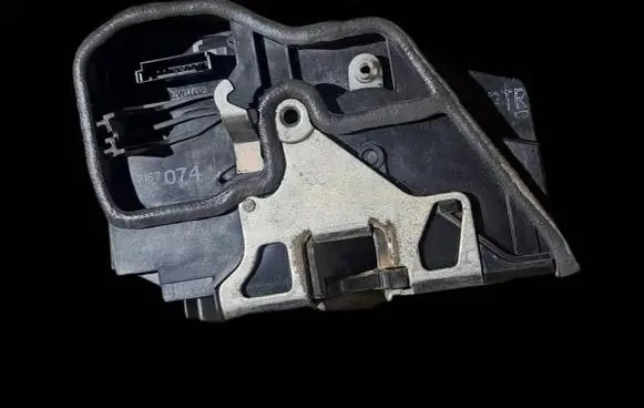 BMW X3 E83 Front door lock 7167074