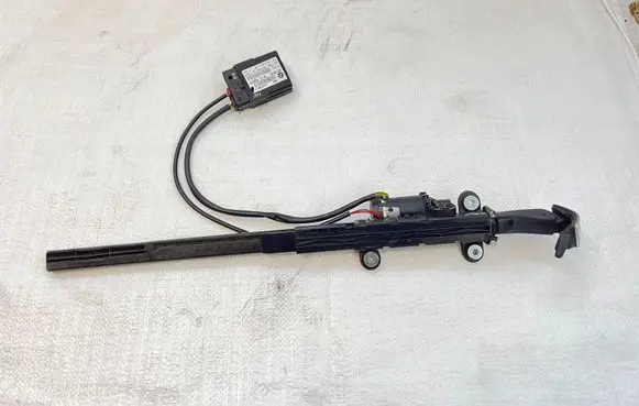 BMW 4 F32 F33 Seat belt height adjuster 7307916 927358401