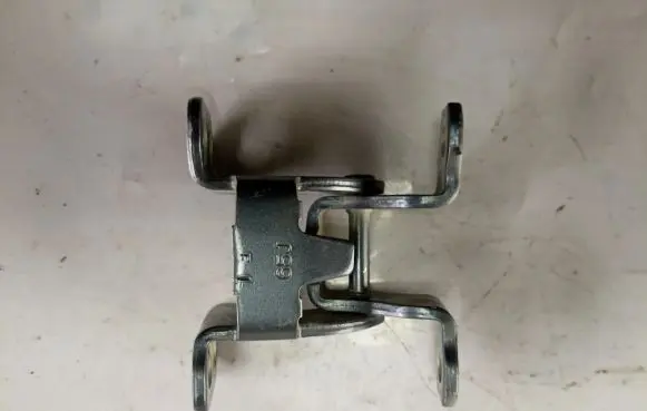 Suzuki Grand Vitara II Rear door lower hinge