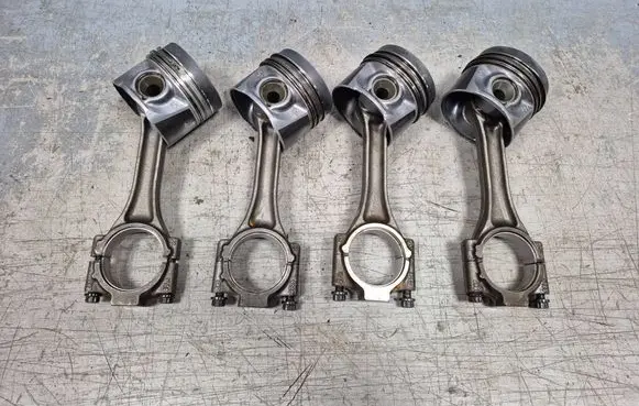 Volkswagen PASSAT B7 Piston with connecting rod 