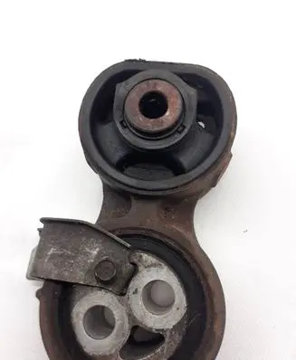 Honda FR-V Engine mount bracket