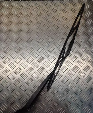 Front wiper blade arm
