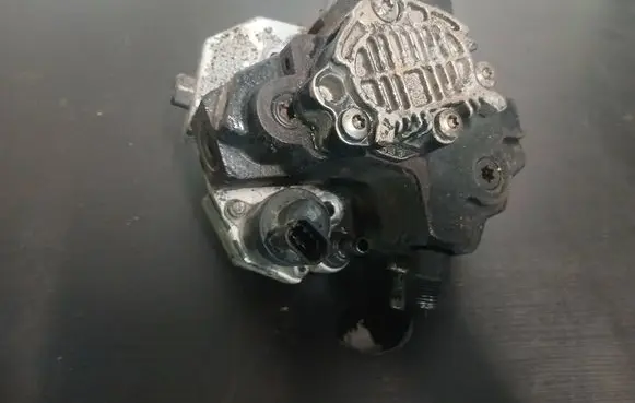 Volvo XC90 Fuel injection high pressure pump 8689590 0445010043