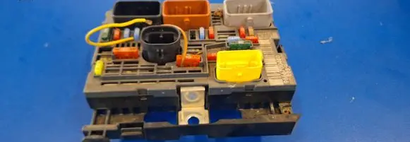 Citroen C4 I Picasso Fuse module 9666700480