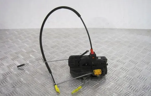 Opel Astra J Front door lock 3023880