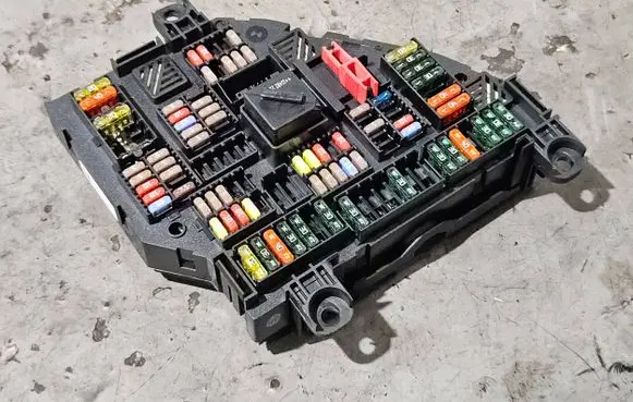 BMW 5 F10 F11 Fuse module 9252813