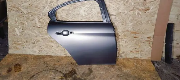 Alfa Romeo Giulia Rear door