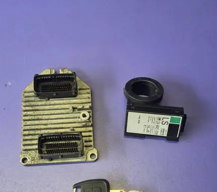 Opel Zafira A Engine ECU kit and lock set 55351752 S0300702 5WK91727
