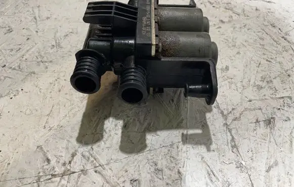 BMW 5 E39 Coolant heater control valve 6412837499502
