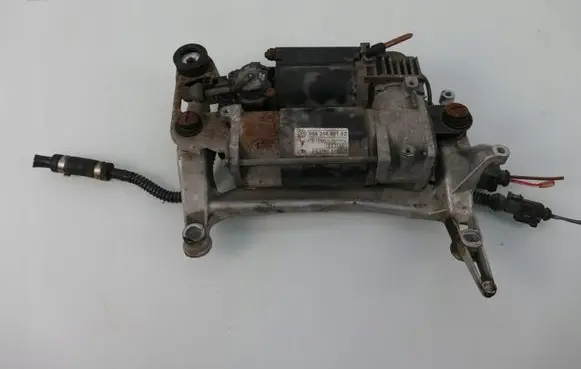 Porsche Cayenne (9PA) Air suspension compressor/pump 95535890102