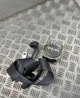 Toyota Previa (XR30, XR40) II Middle seatbelt (rear) e40429092