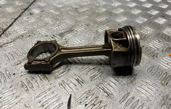Nissan Qashqai Piston with connecting rod 1DBA