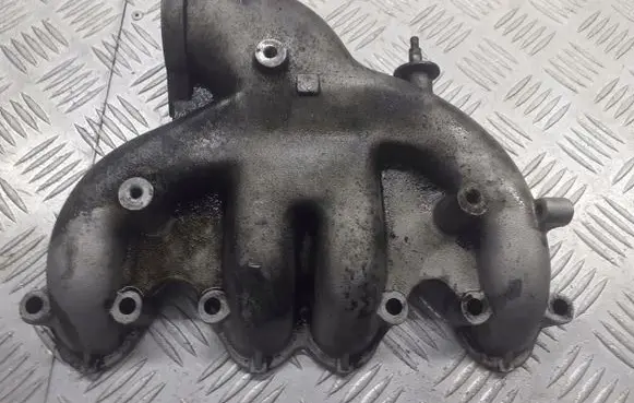 Volkswagen PASSAT B5.5 Intake manifold 038129713AJ