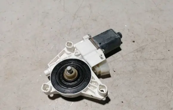 Mercedes-Benz GL X166 Front door window regulator motor A1669060301 0130822755