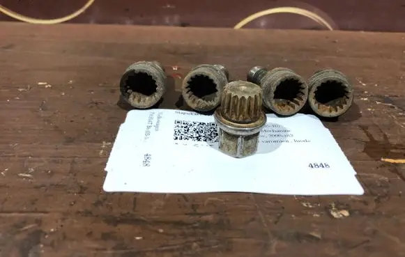 Volkswagen PASSAT B6 Anti-theft wheel nuts and lock 