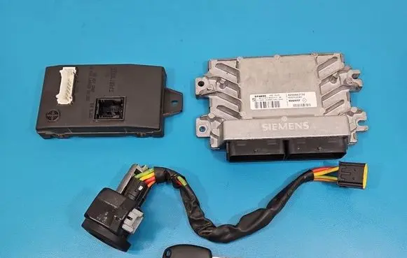 Dacia Logan I Engine control unit/module ECU 8200483732 IMPRK1561334