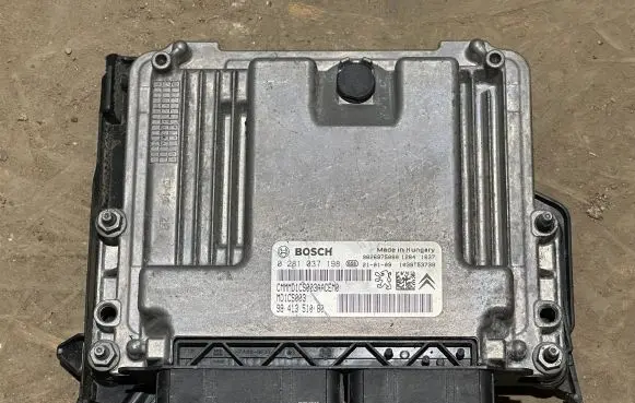 Peugeot 308 Engine control unit/module 9841351080