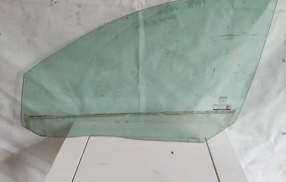 Volvo V70 Front door window glass four-door DOT57M53AS2 E000186