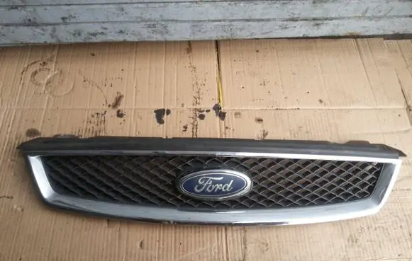 Ford Focus Front bumper upper radiator grill