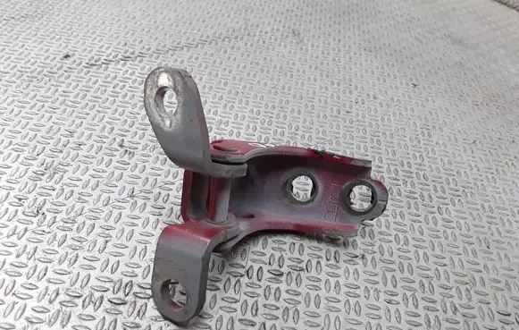 Honda CR-V Front door upper hinge