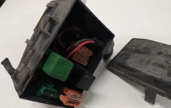 Opel Zafira A Relay mounting block 90560119
