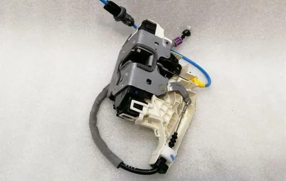 Mercedes-Benz CLS C218 X218 Front door lock A2047202735