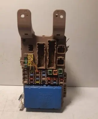 Toyota Corolla E120 E130 Fuse module 8264102040