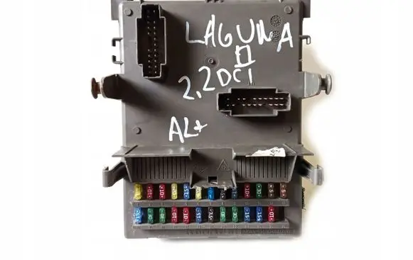 Renault Laguna II Fuse module 8200148810