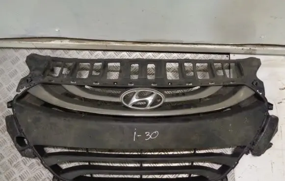 Hyundai i30 Front bumper upper radiator grill