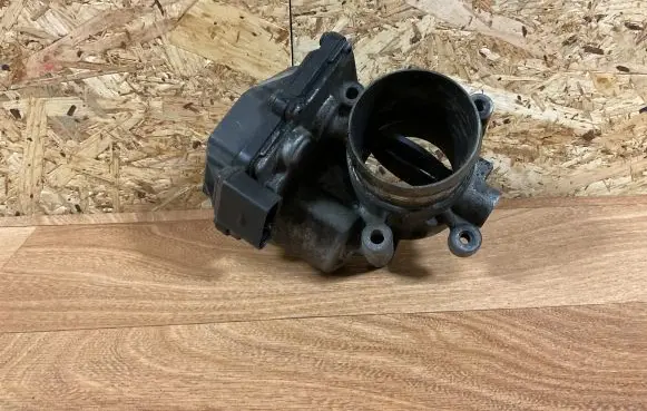 Volkswagen Golf V Throttle valve 03L128063E A2C53338105