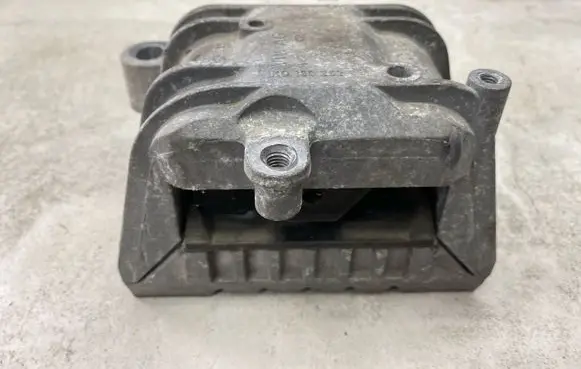 Volkswagen PASSAT B6 Engine mount bracket 1K0199262