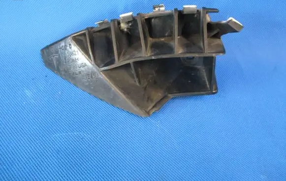 Tesla Model S Fender mounting bracket 6008821-00-D