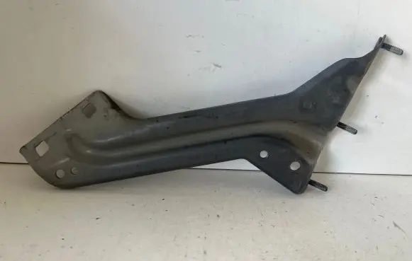 Audi Q5 SQ5 Fender mounting bracket 8R0821135